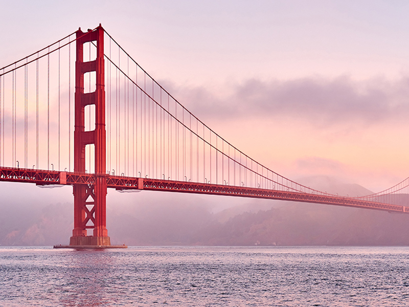 Vista del Golden Gate Bridge da Fort Point all'alba, San Francisco, California, USA